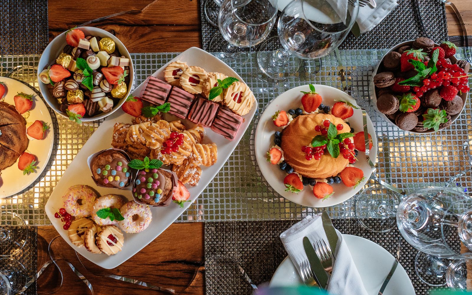 Festive holiday table on AmaMagna